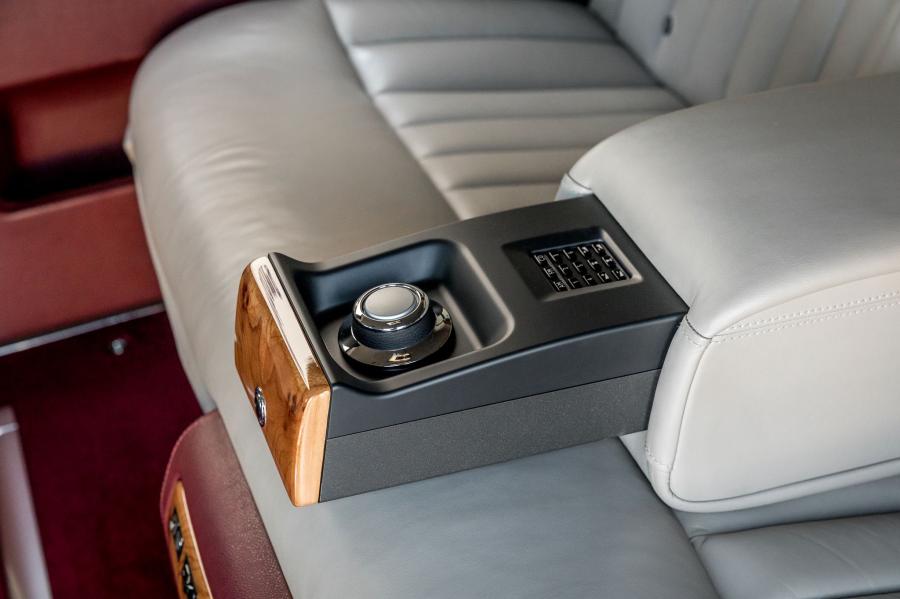 Детали интерьера Rolls-Royce Phantom EWB 2007 года  (NA) (фото 77 из 105)